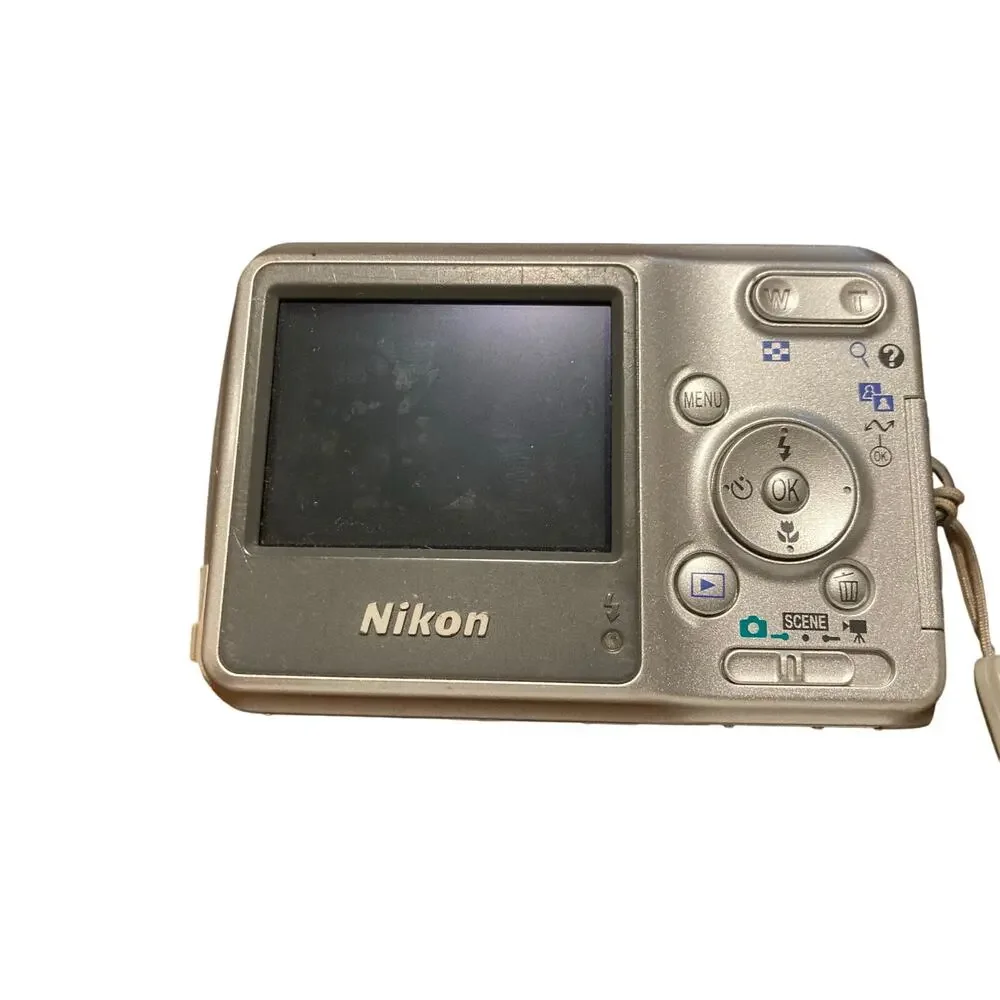 Nikon COOLPIX L3 5.1MP Digital Camera - Silver Repair or PARTS ONLY